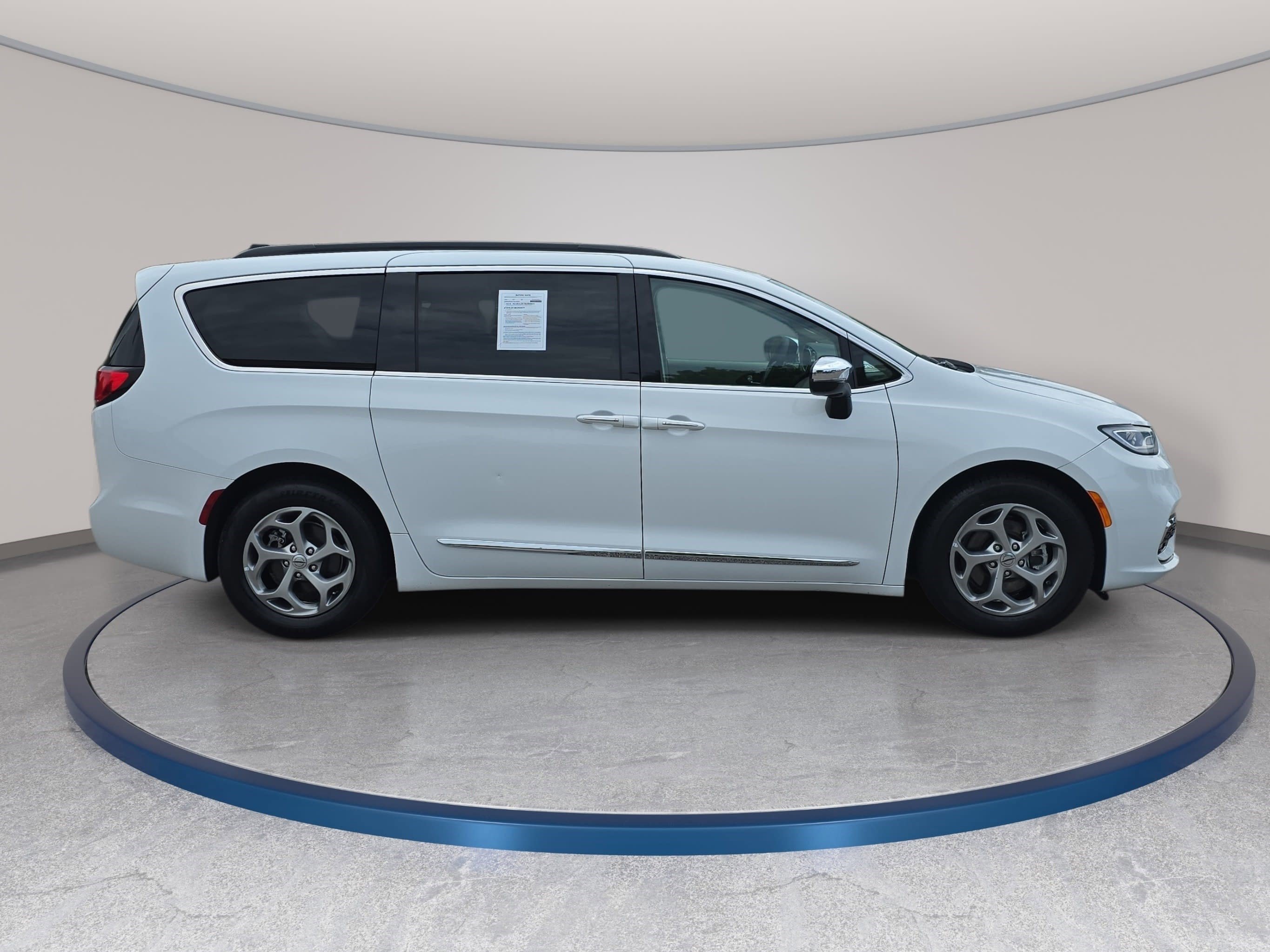 Used 2023 Chrysler Pacifica Limited FWD image 4