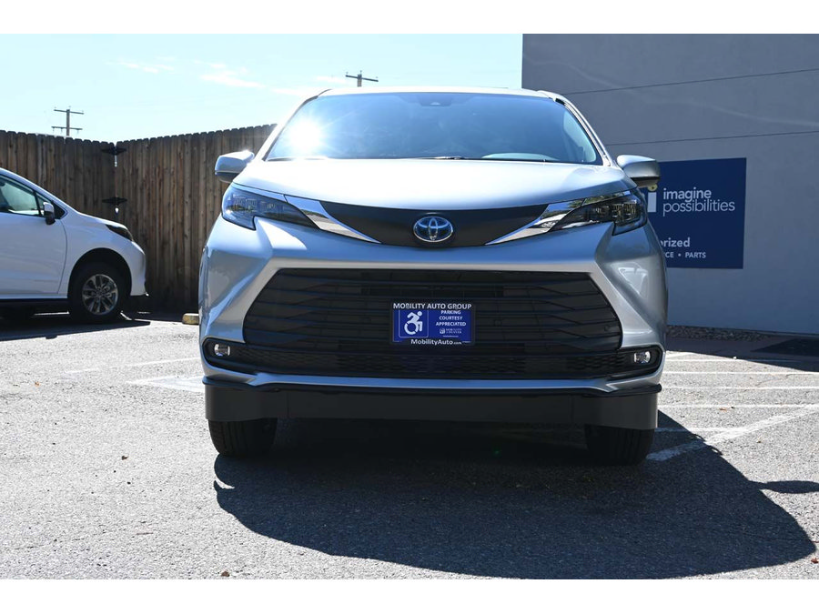 New 2025 Toyota Sienna XLE w/ XLE Plus Package AWD/4WD image 4