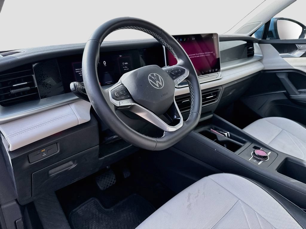 Used 2025 Volkswagen Tiguan SE w/ Panoramic Sunroof Package AWD/4WD image 9