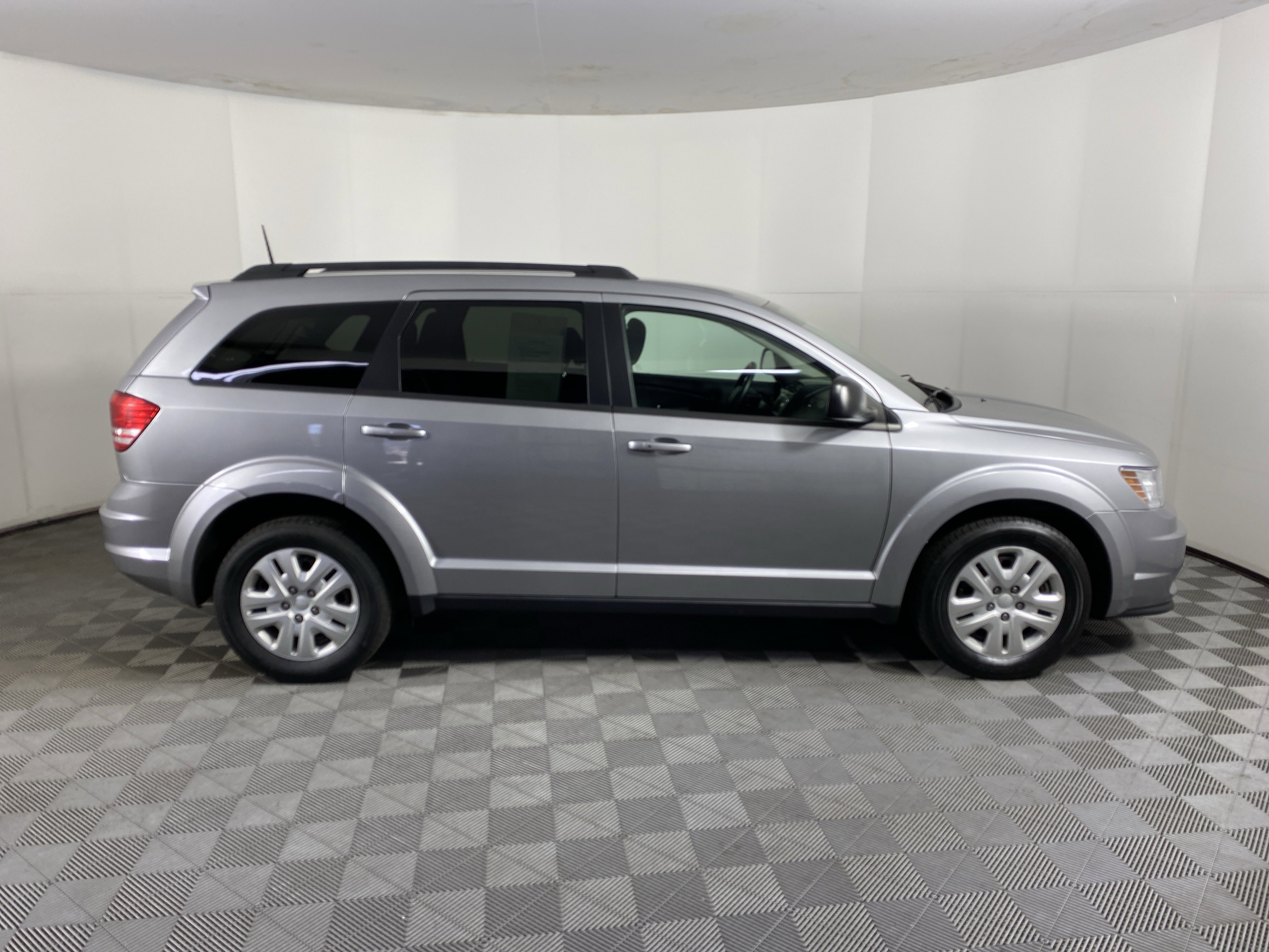 Used 2020 Dodge Journey SE image 2
