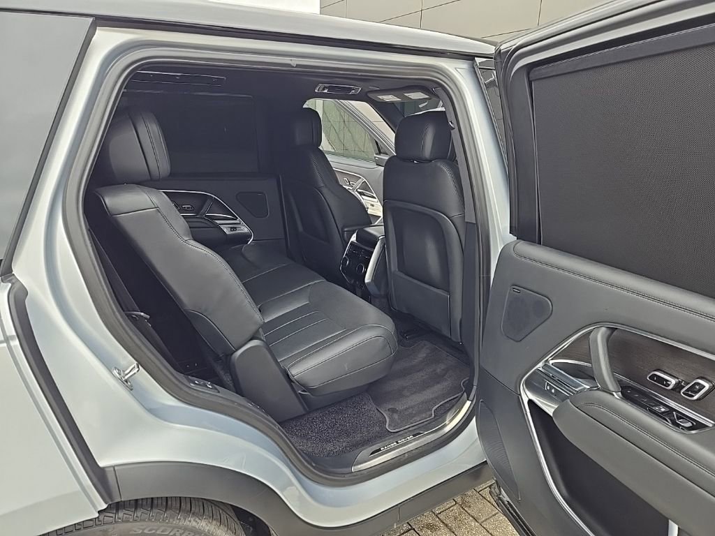 Certified 2025 Land Rover Range Rover Long Wheelbase SE image 19