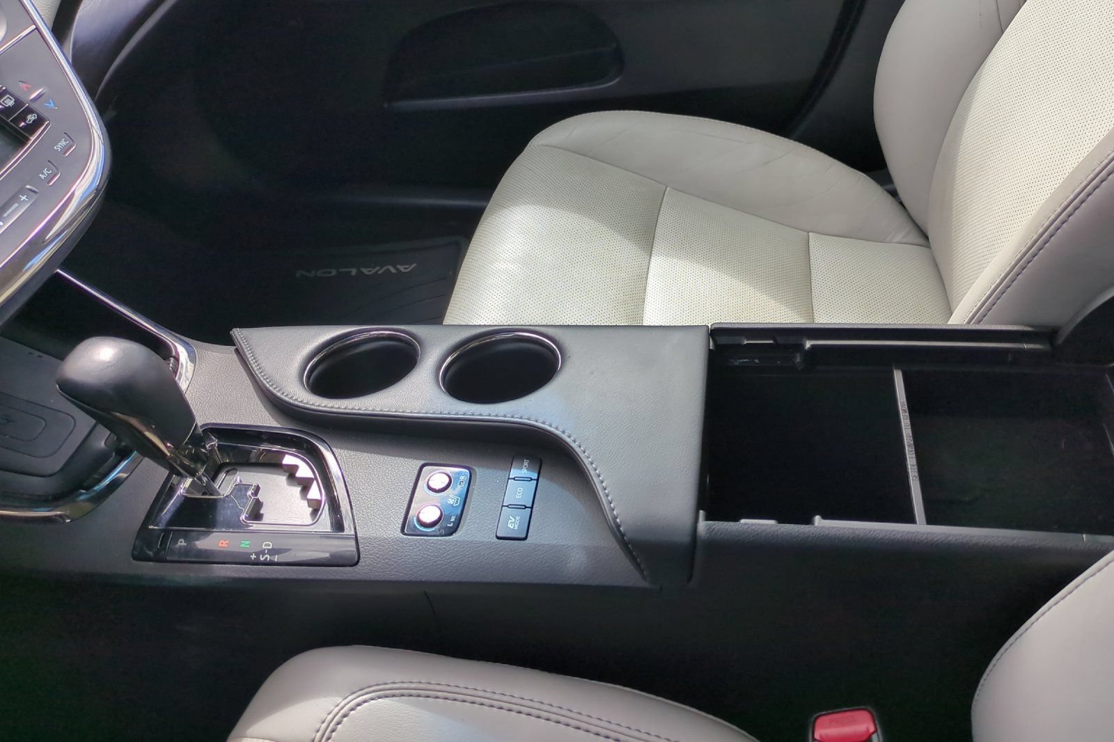 Used 2016 Toyota Avalon XLE Plus FWD image 32