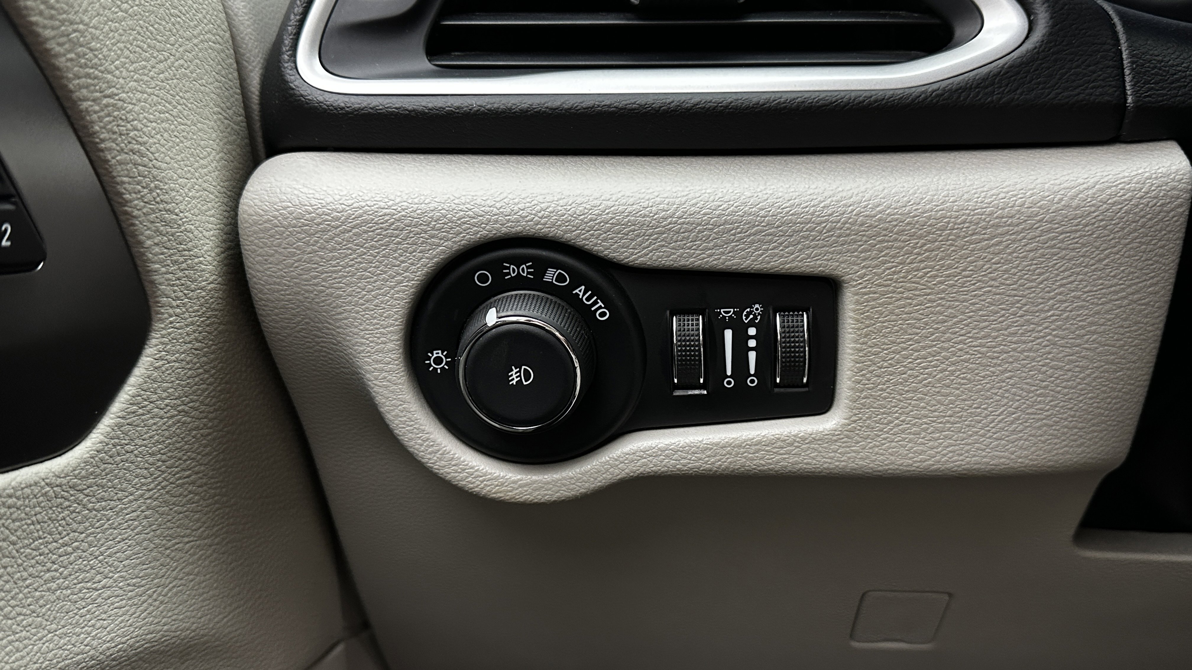 Used 2024 Chrysler Pacifica Touring-L image 18