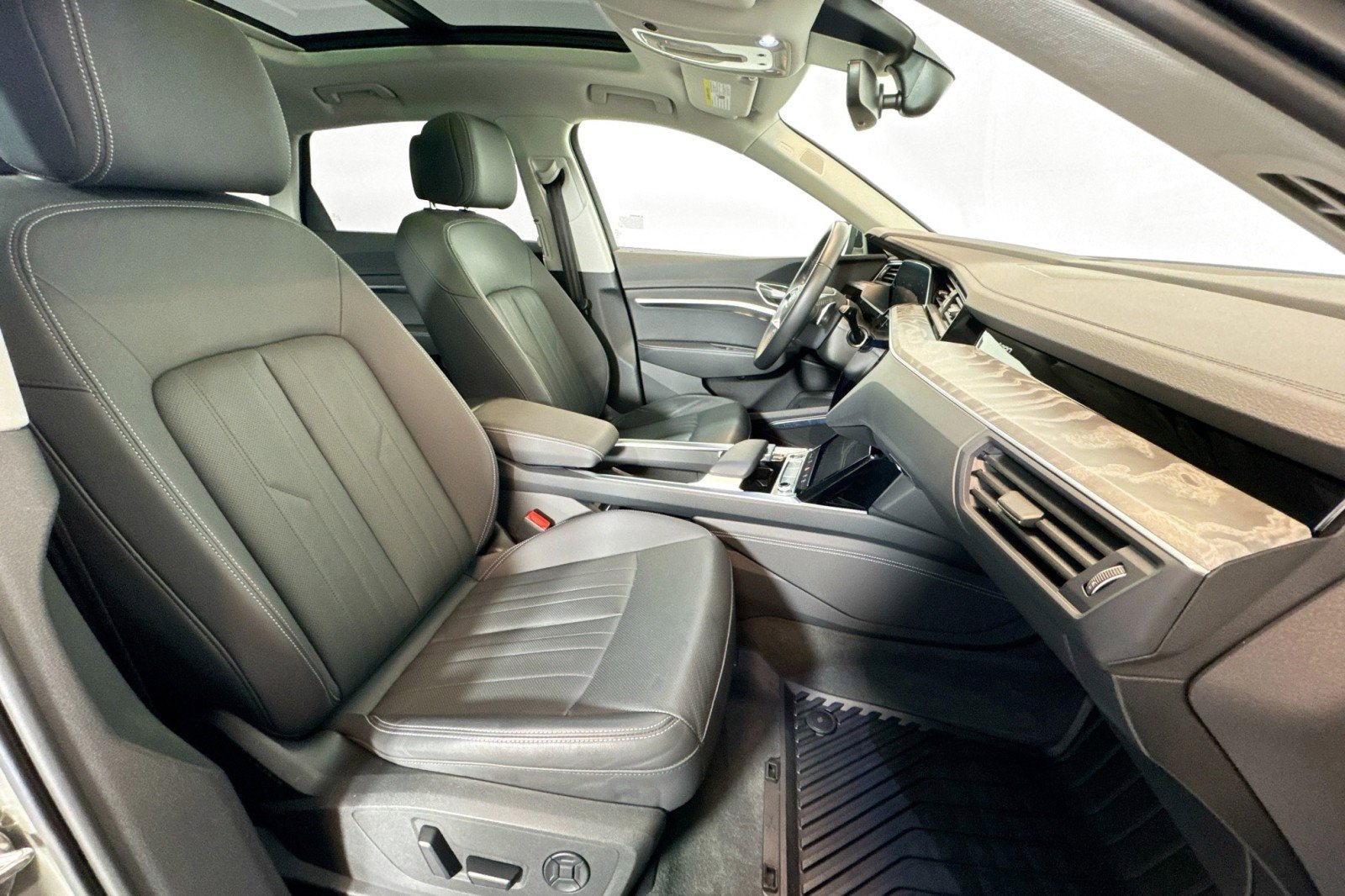 Used 2024 Audi Q8 e-tron Premium Plus w/ Premium Plus Package image 26