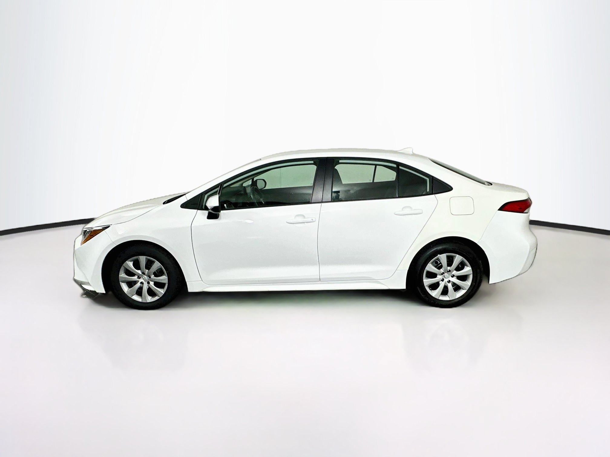 Used 2025 Toyota Corolla LE FWD image 4