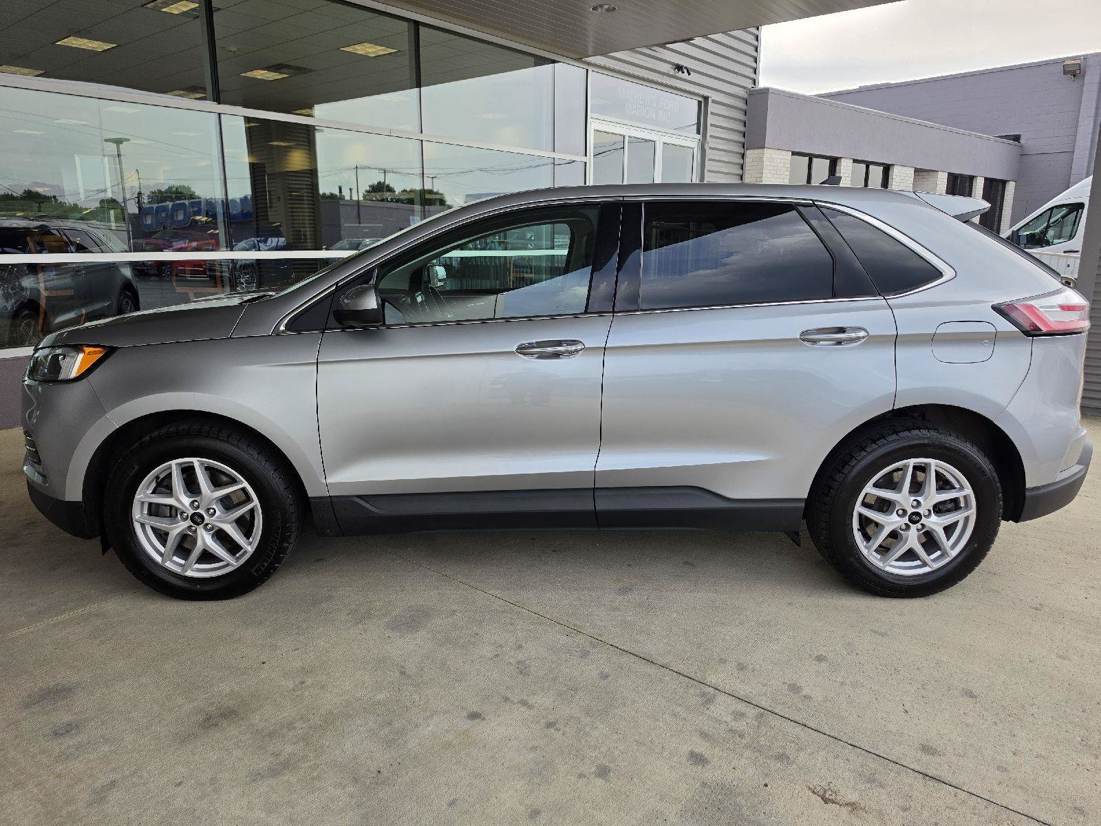 Used 2023 Ford Edge SEL AWD/4WD image 2