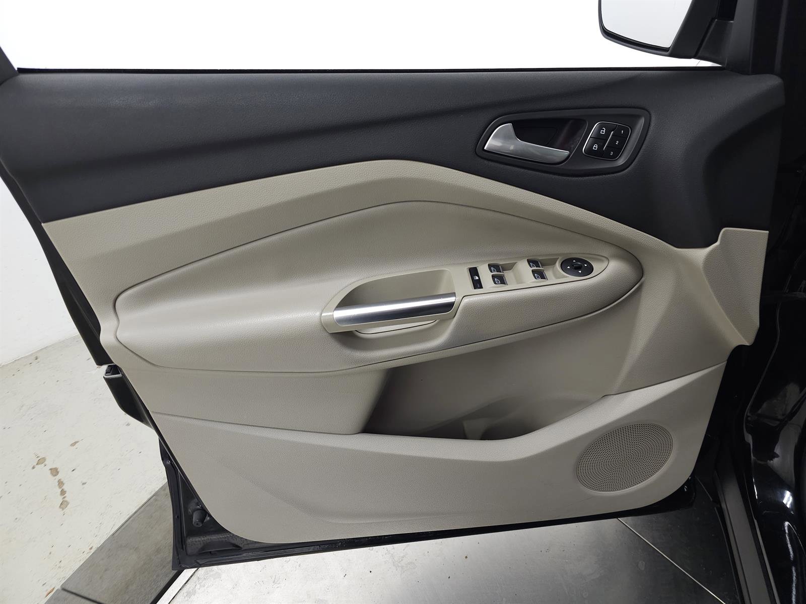 Used 2017 Ford Escape Titanium w/ Canadian Touring Package image 12