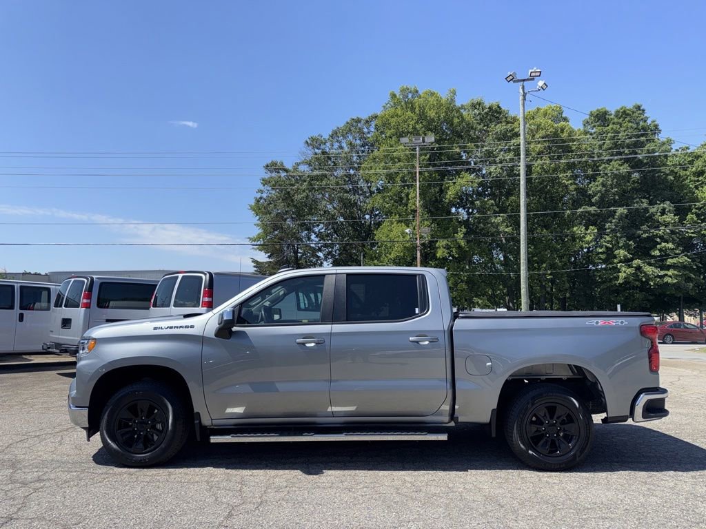 Used 2023 Chevrolet Silverado 1500 LT AWD/4WD image 2