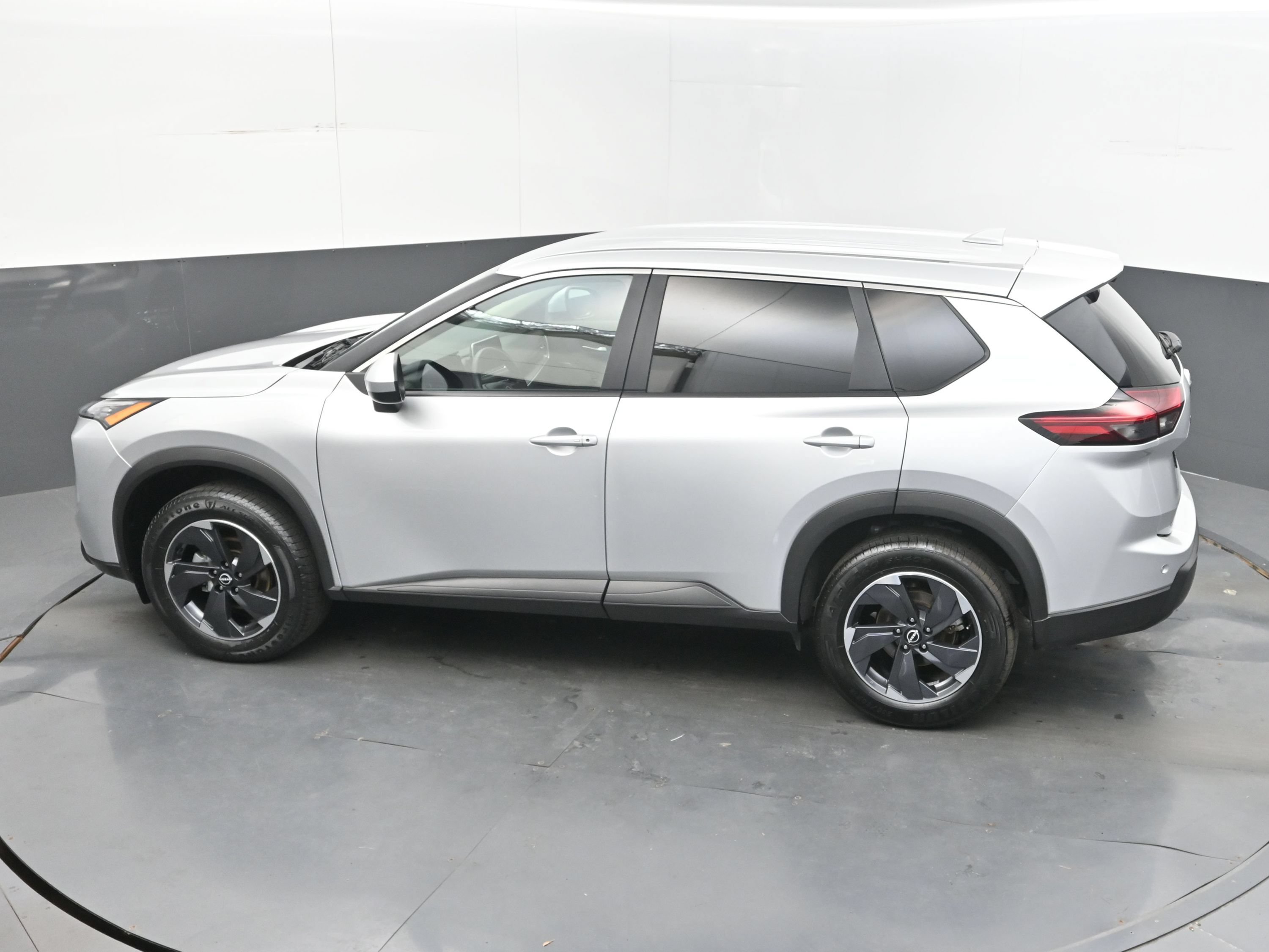 Used 2025 Nissan Rogue SV FWD image 39