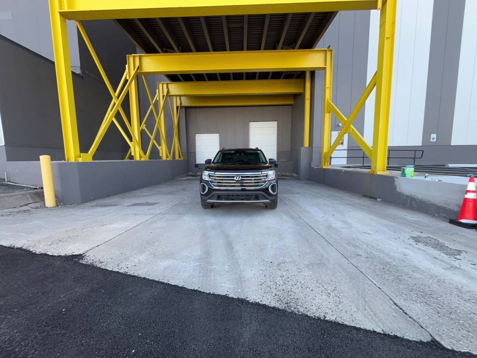 Used 2025 Volkswagen Atlas SE FWD image 16