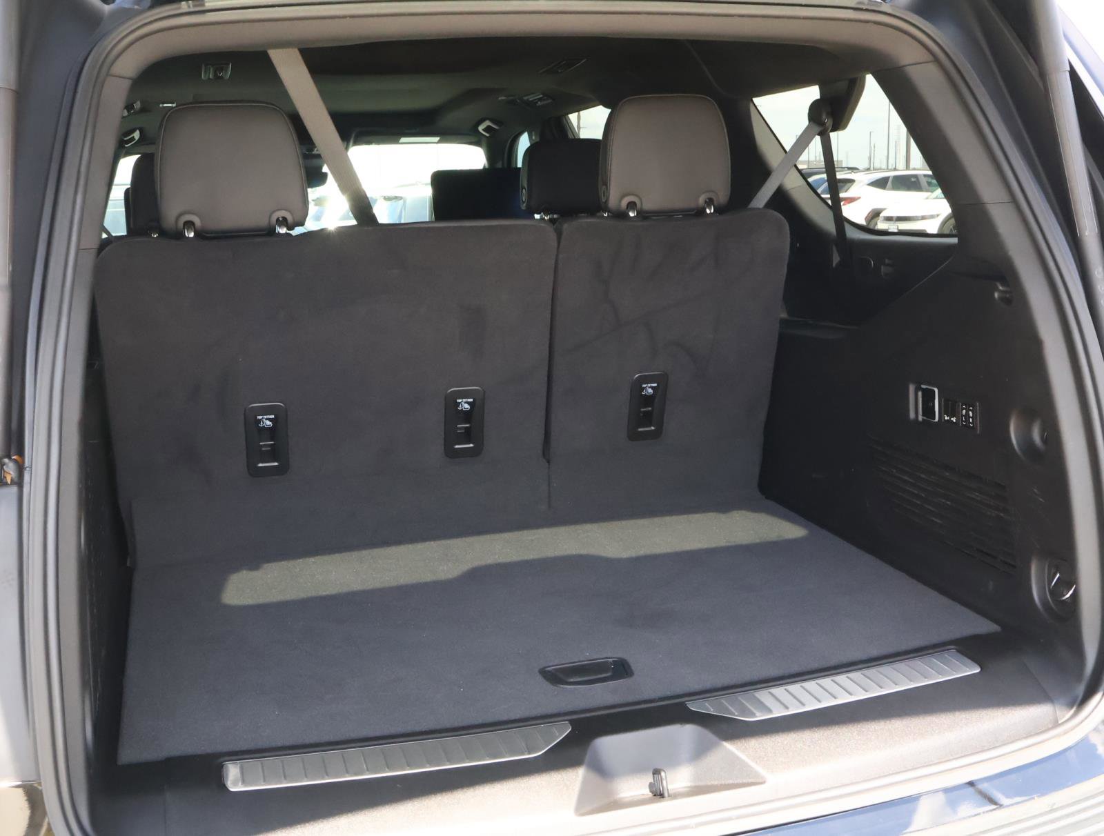 Used 2024 Chevrolet Suburban High Country image 27