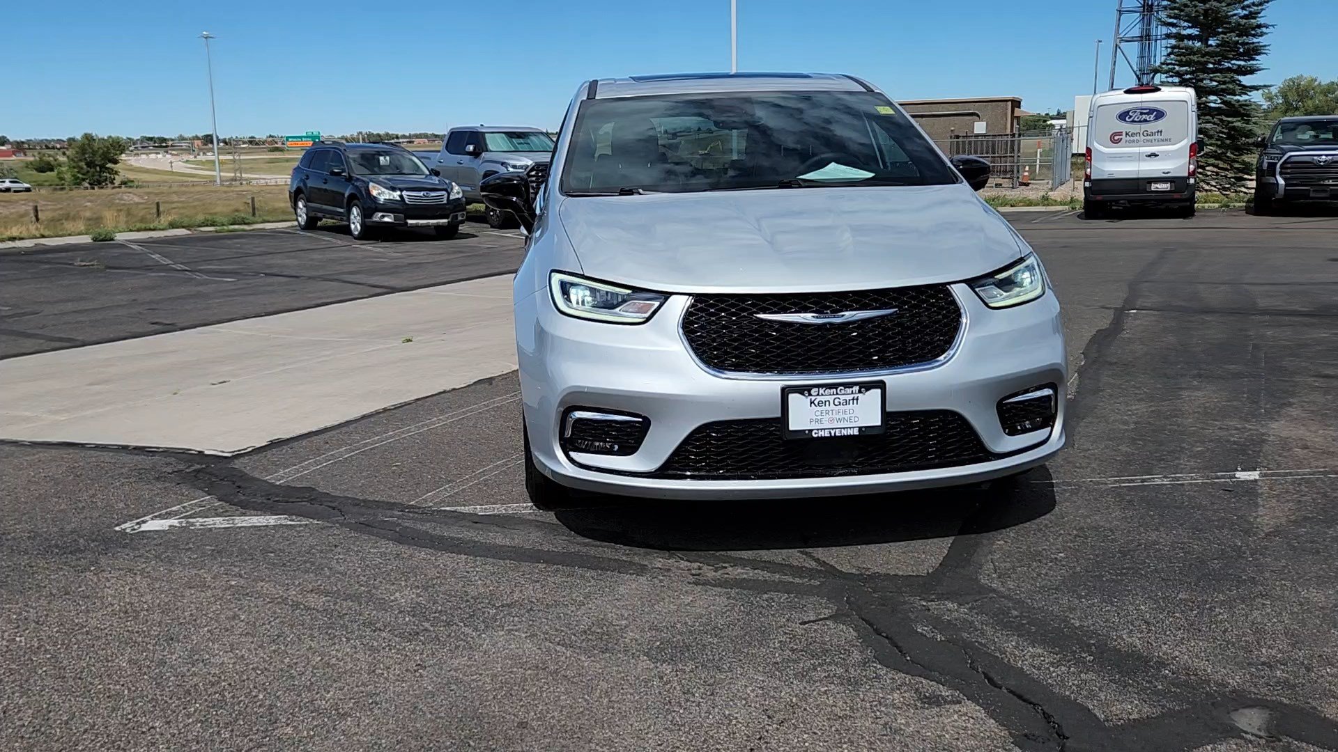 Used 2026 Chrysler Pacifica Limited FWD image 4