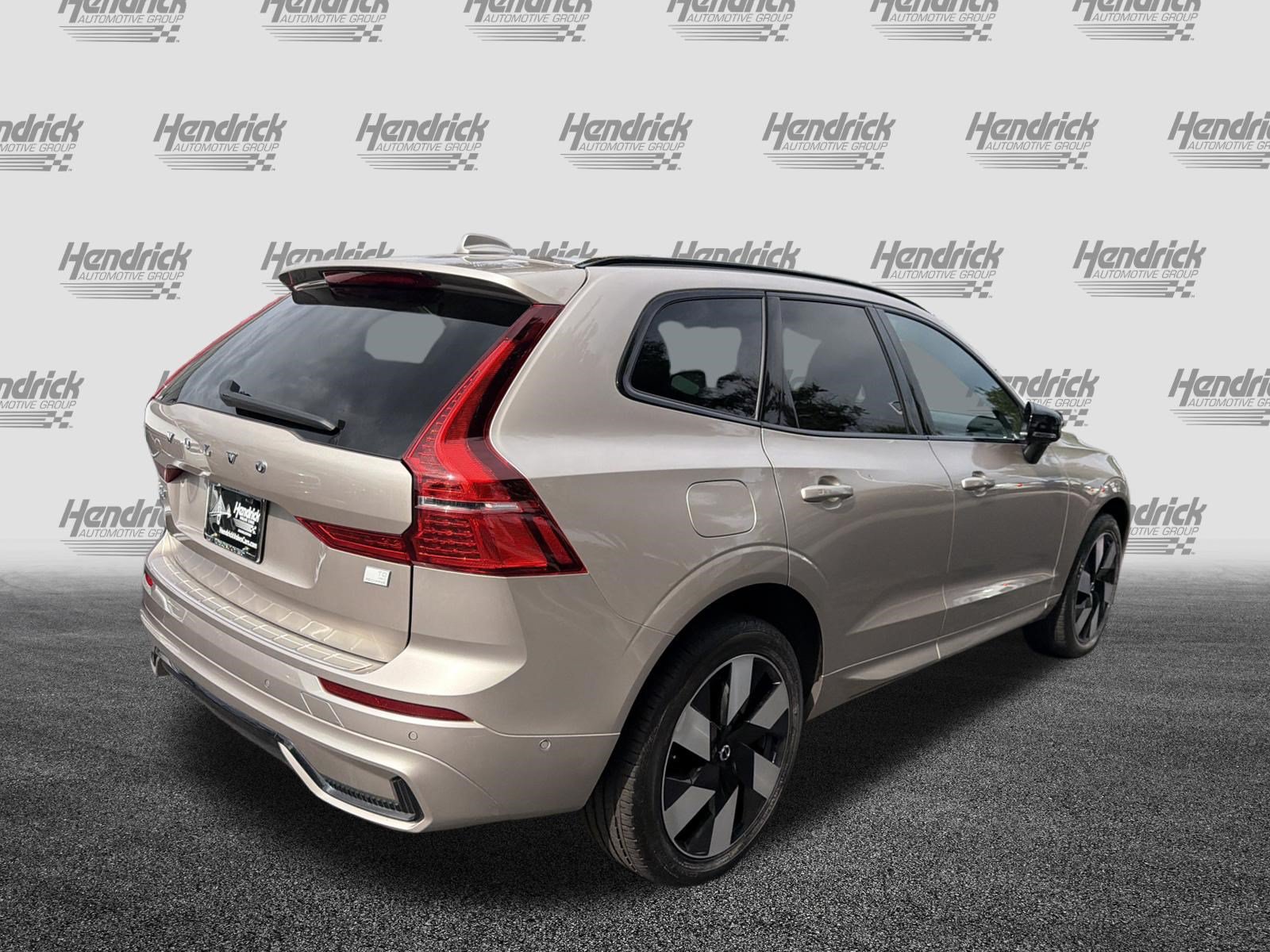 Used 2024 Volvo XC60 T8 Plus w/ Protection Package Premier AWD/4WD image 10