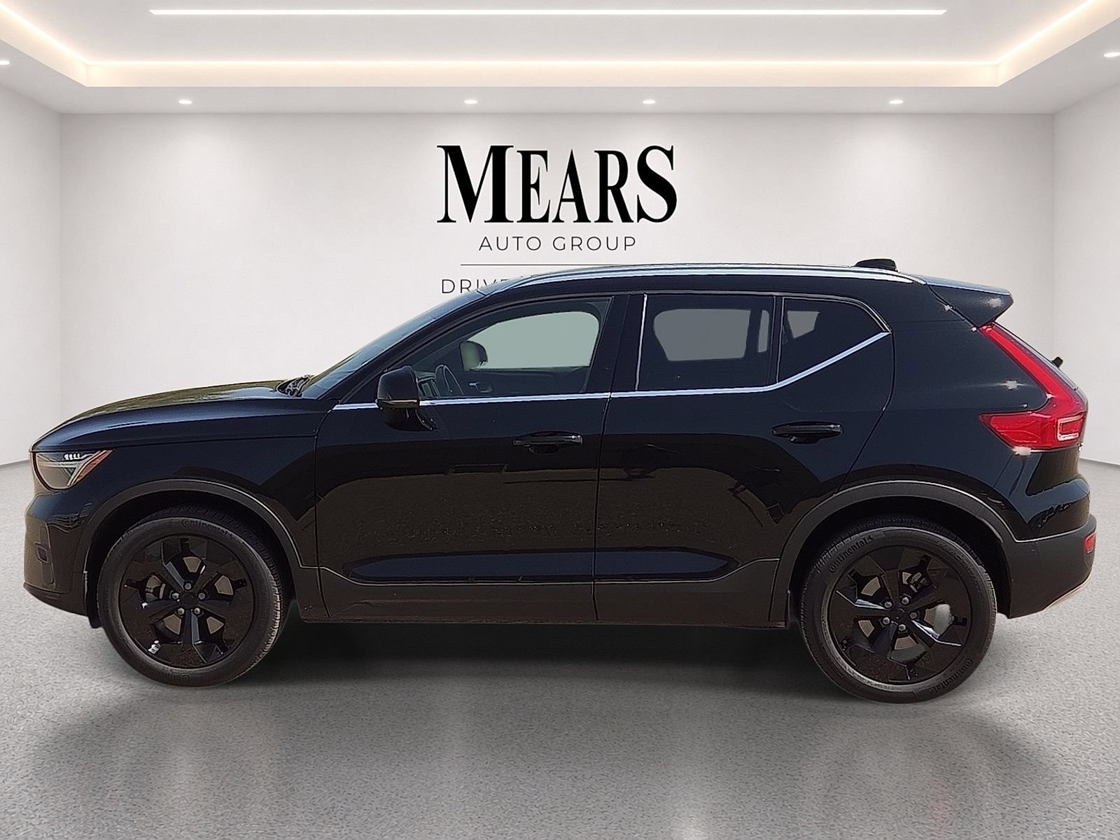 Used 2024 Volvo XC40 B5 Plus AWD/4WD image 2