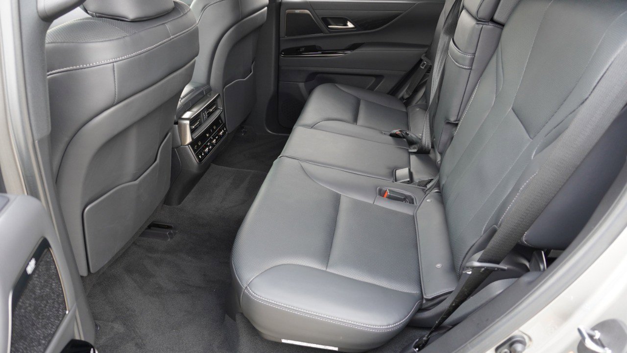 Used 2024 Lexus LX 600 4WD w/ Luxury Package image 32