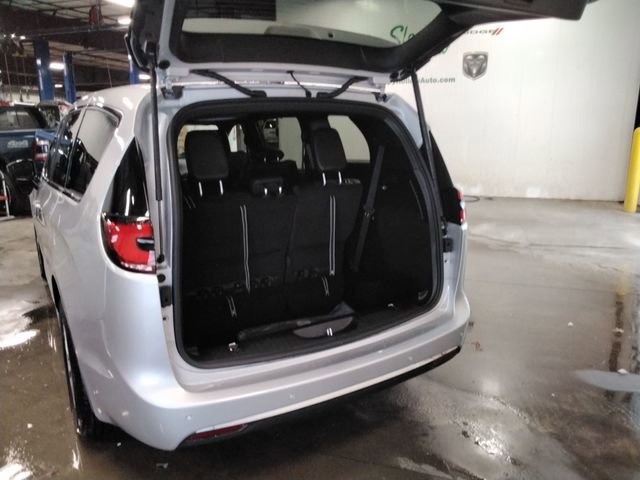 New 2026 Chrysler Pacifica Select image 12