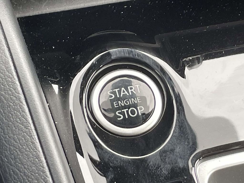 Used 2025 Nissan Versa SV w/ Trunk Package image 28