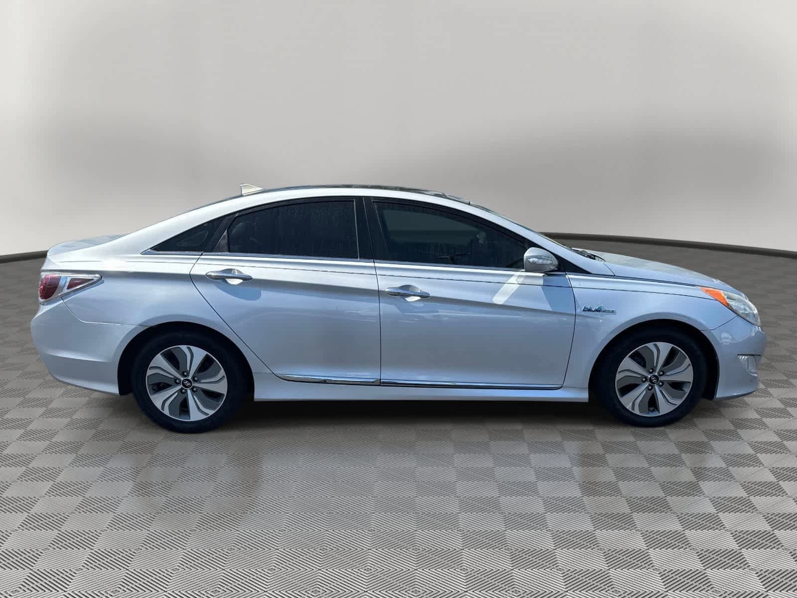 Used 2014 Hyundai Sonata Limited w/ Panoramic Sunroof Package 02 FWD image 2