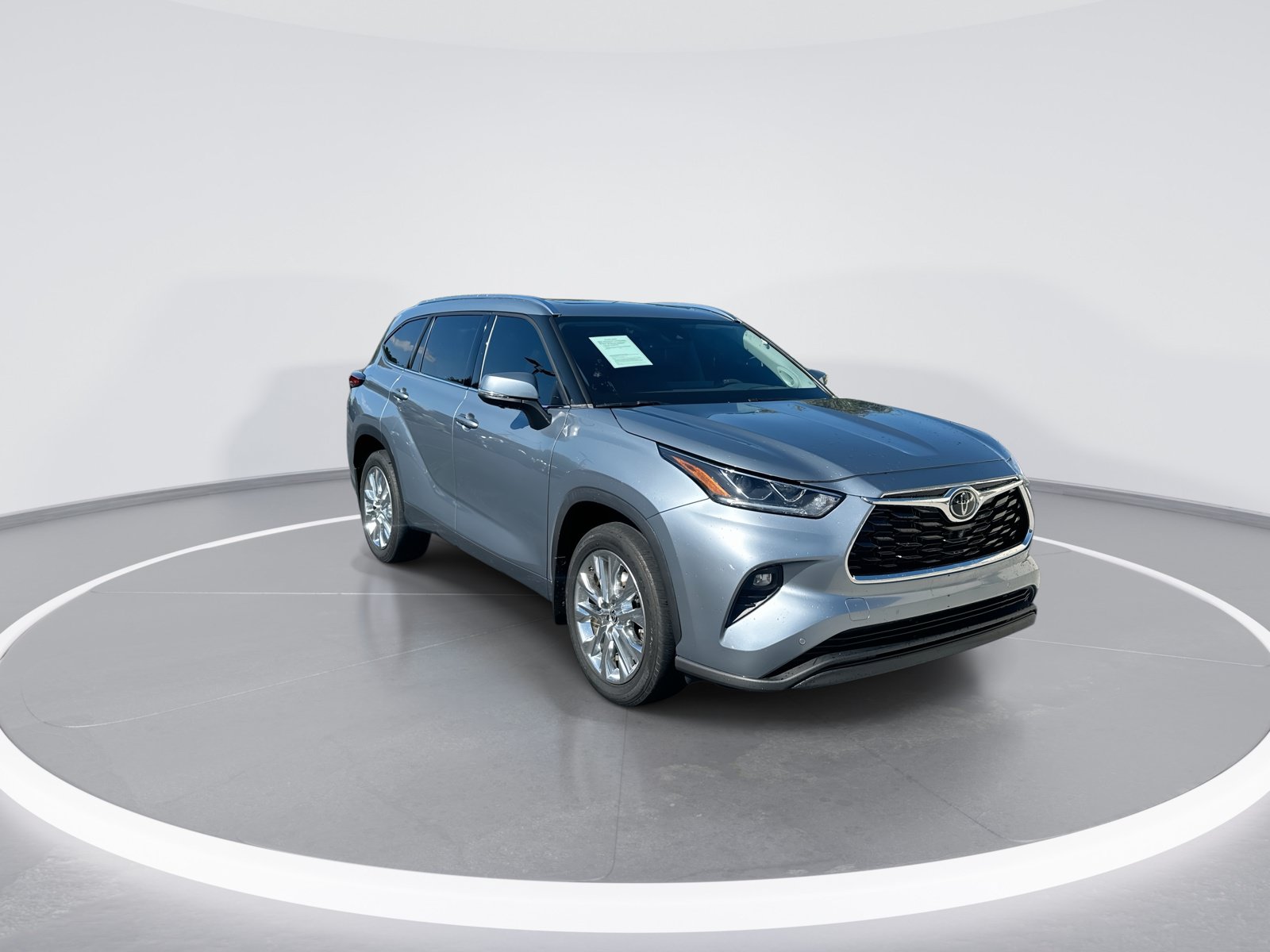 Used 2024 Toyota Highlander Limited FWD image 2