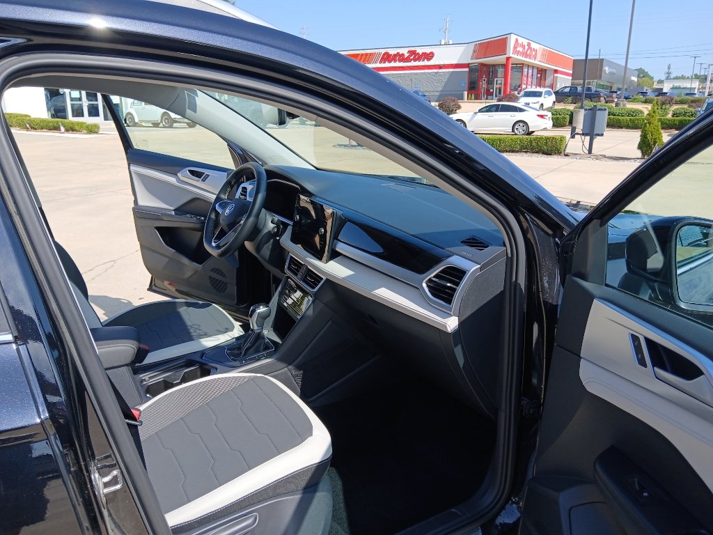 Certified 2025 Volkswagen Taos SE FWD image 25