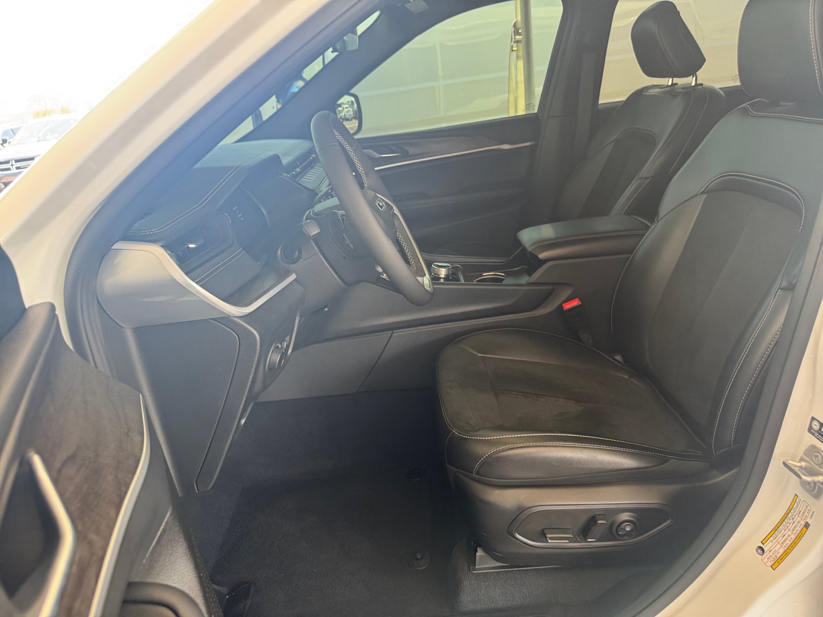Used 2026 Jeep Grand Cherokee Altitude AWD/4WD image 7