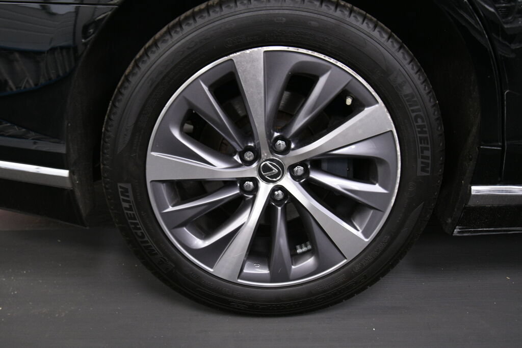 Used 2019 Lexus LS 500 AWD w/ Accessory Package (Z2) image 32