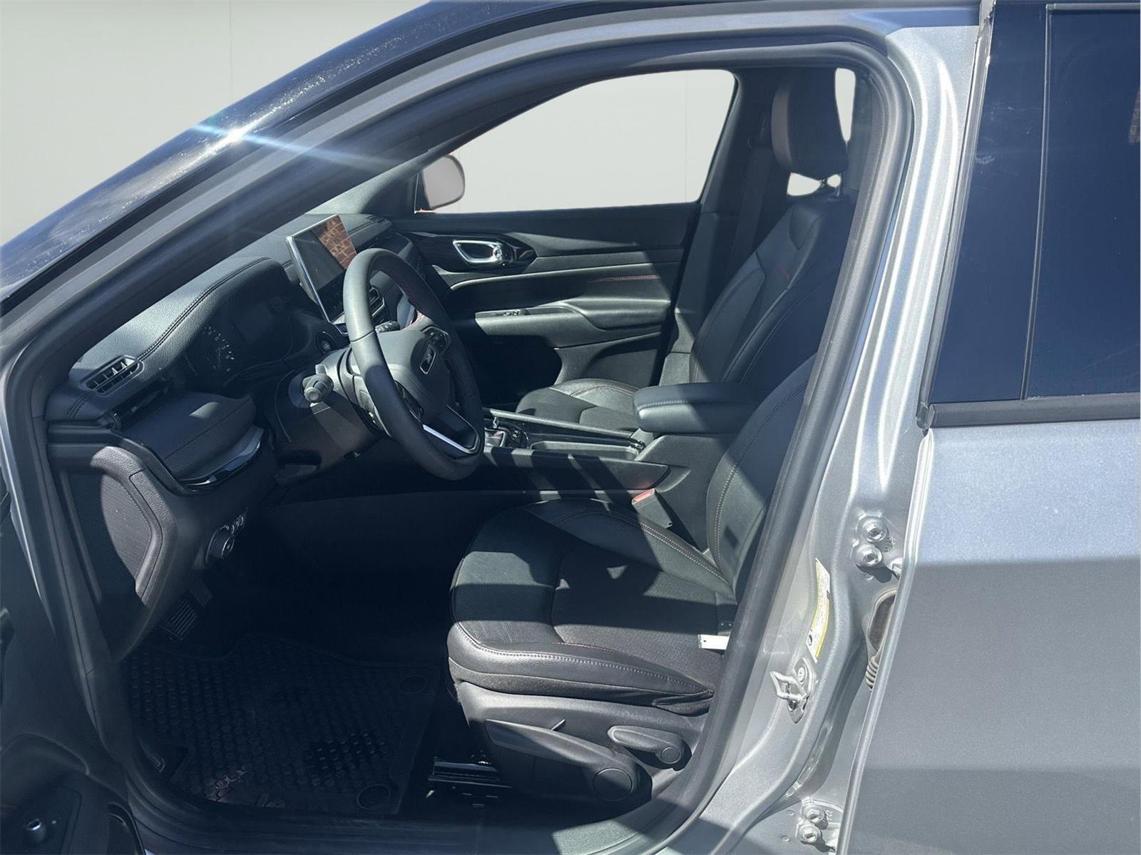 Used 2025 Jeep Compass Trailhawk image 13