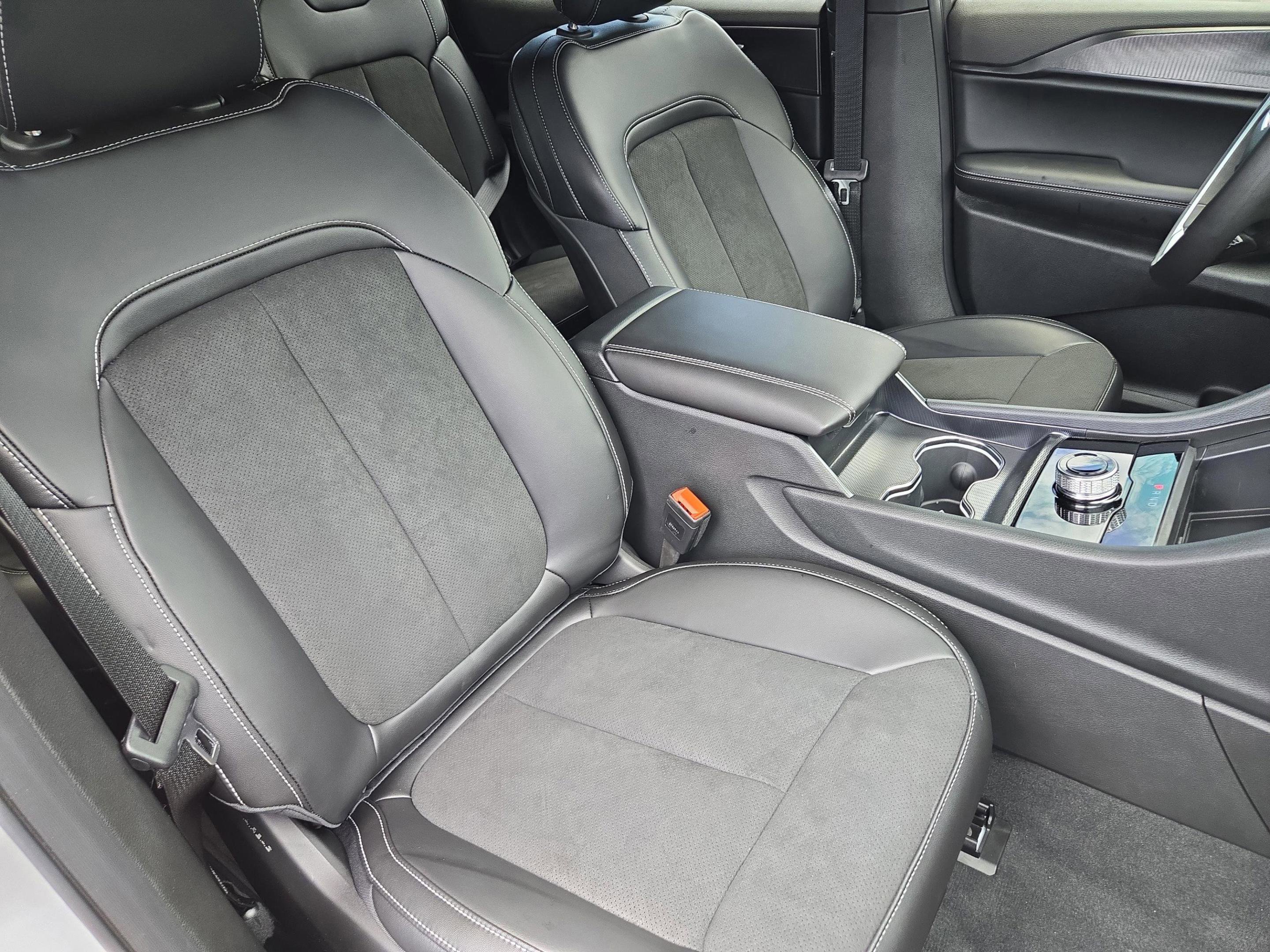 New 2025 Jeep Grand Cherokee L Altitude image 45