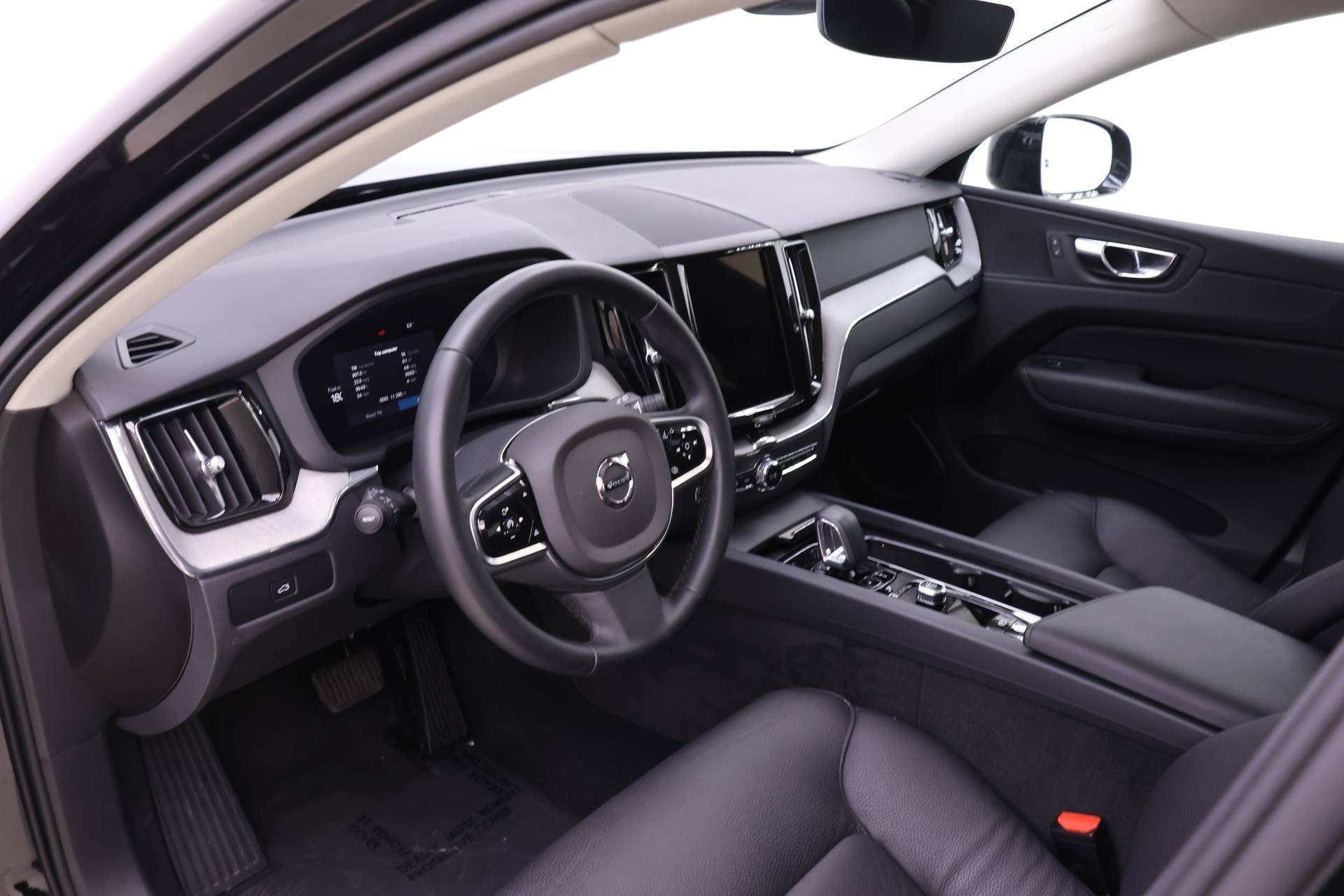 Certified 2025 Volvo XC60 B5 Plus image 10