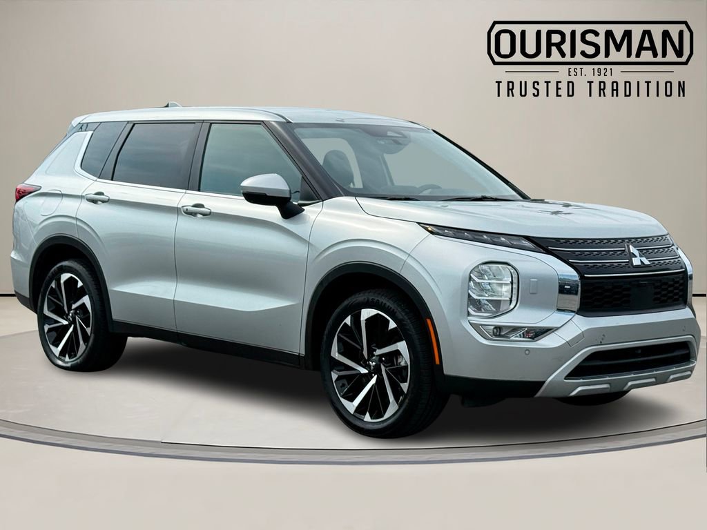 Used 2024 Mitsubishi Outlander SE image 1