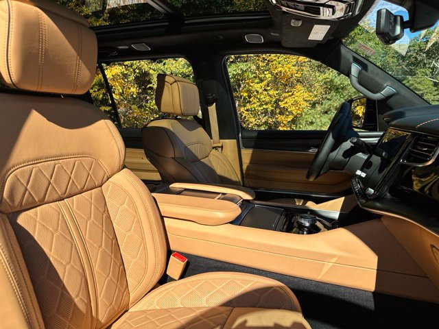 Used 2026 Jeep Grand Wagoneer Summit AWD/4WD image 18