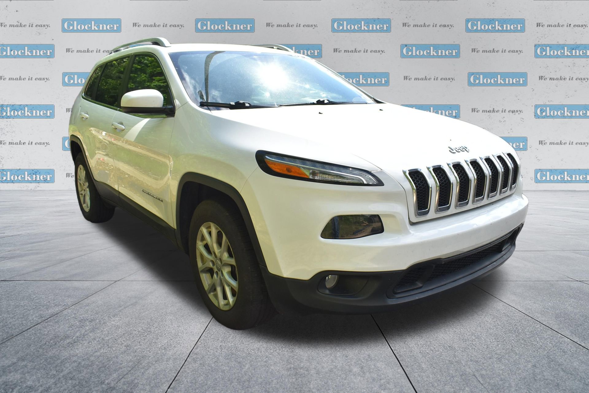 Used 2018 Jeep Cherokee Latitude Plus w/ Cold Weather Group AWD/4WD image 3