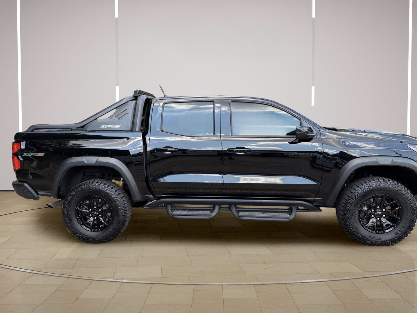 Used 2025 Chevrolet Colorado ZR2 w/ Midnight Edition AWD/4WD image 7