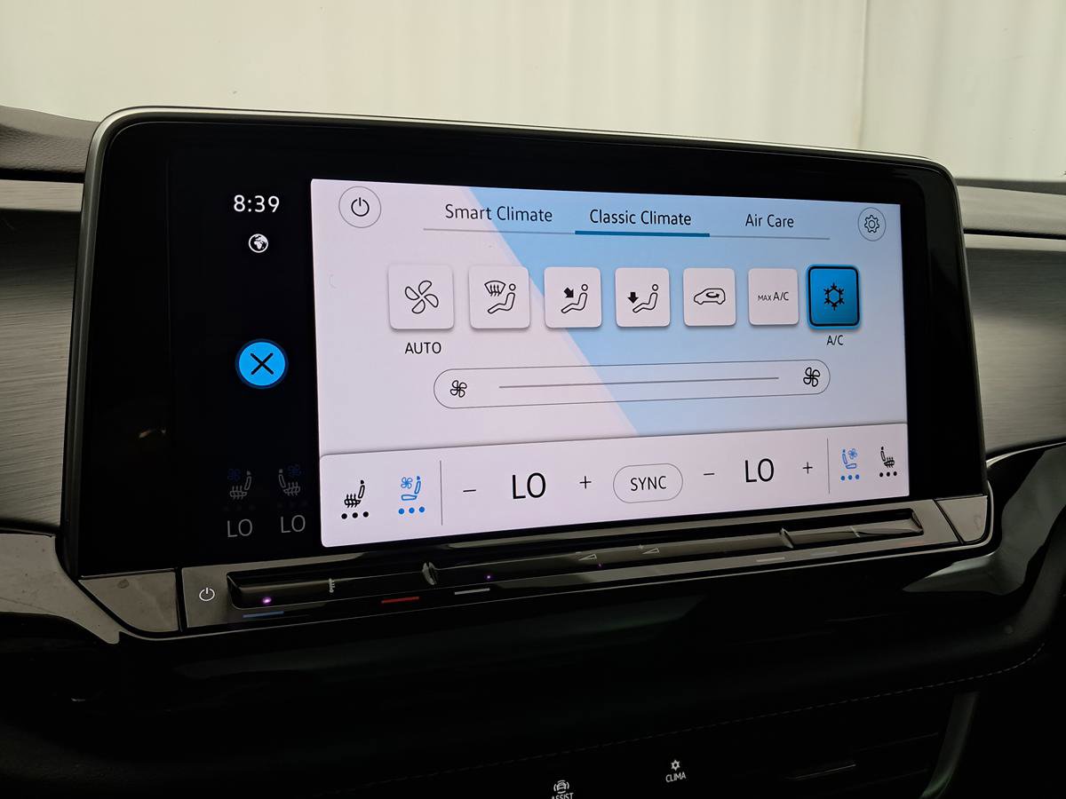 Used 2025 Volkswagen Atlas Cross Sport SE image 29