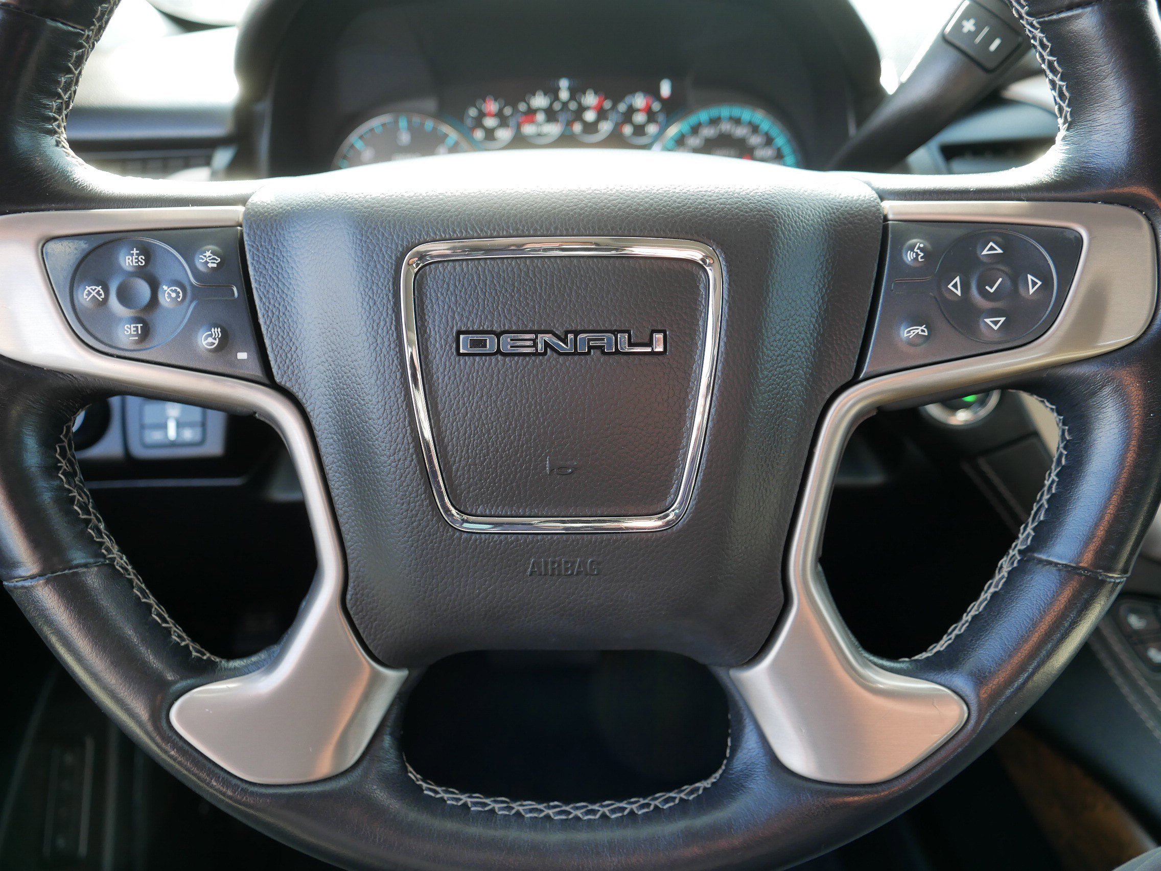 Used 2020 GMC Yukon Denali w/ Denali Premium Package image 25