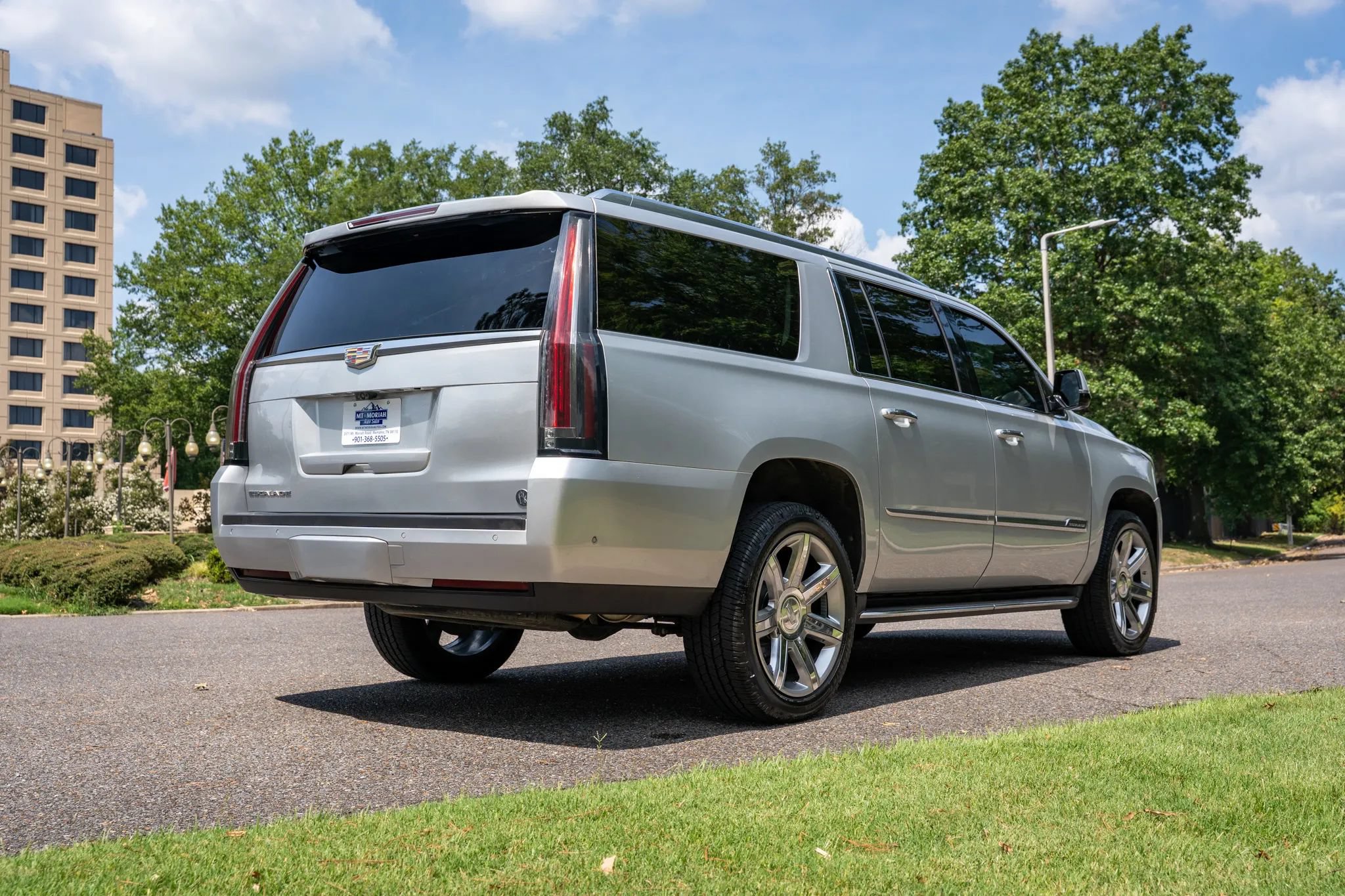 Used 2018 Cadillac Escalade ESV Luxury RWD image 5