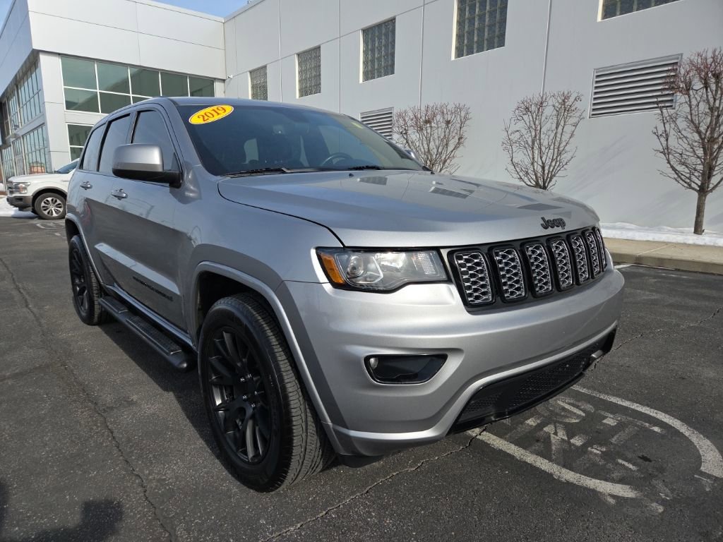 Used 2019 Jeep Grand Cherokee Altitude image 4