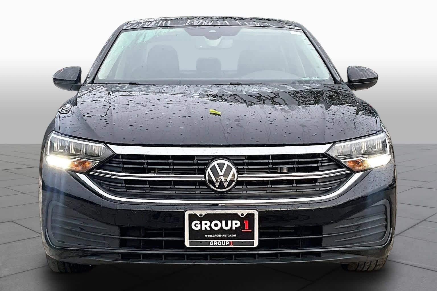 Used 2024 Volkswagen Jetta SE w/ Panoramic Sunroof Package FWD image 4