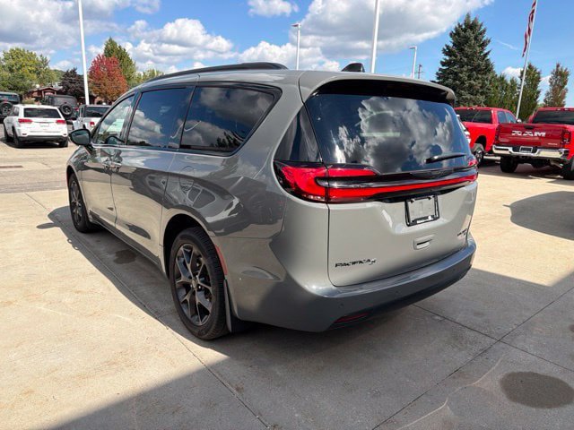 Certified 2025 Chrysler Pacifica Limited AWD/4WD image 4