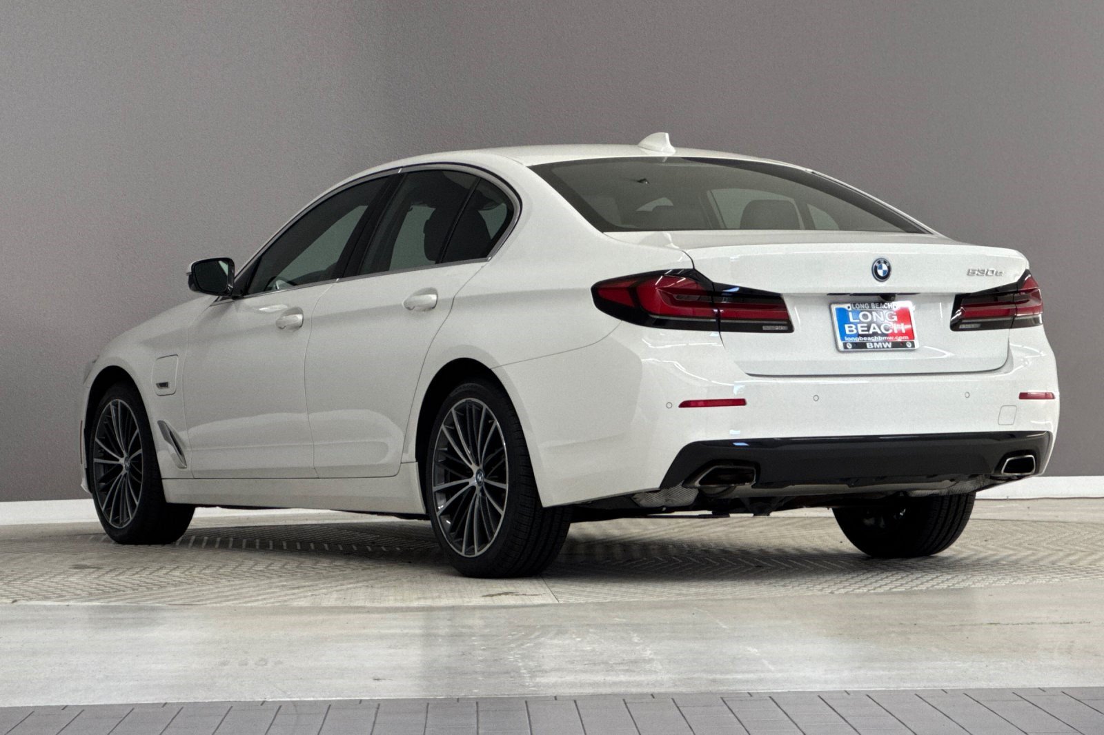 Certified 2023 BMW 530e w/ Convenience Package RWD image 3
