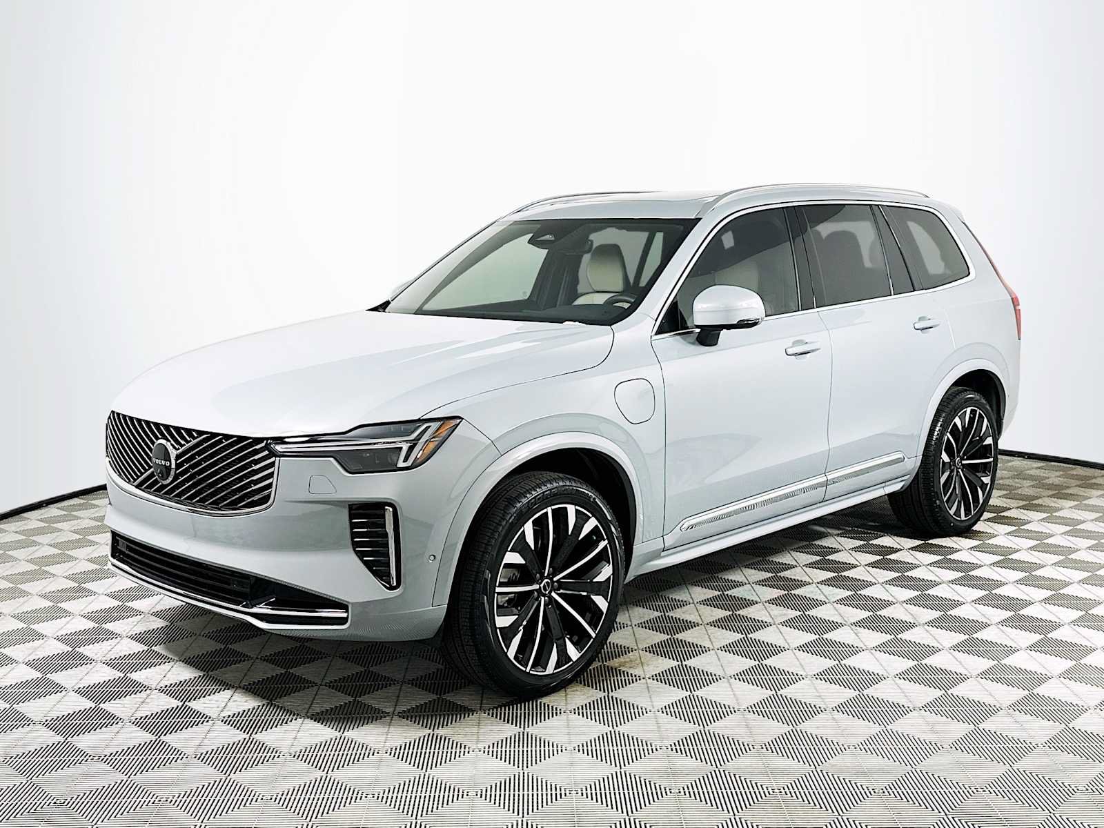 New 2026 Volvo XC90 T8 Plus w/ Protection Package AWD/4WD image 3