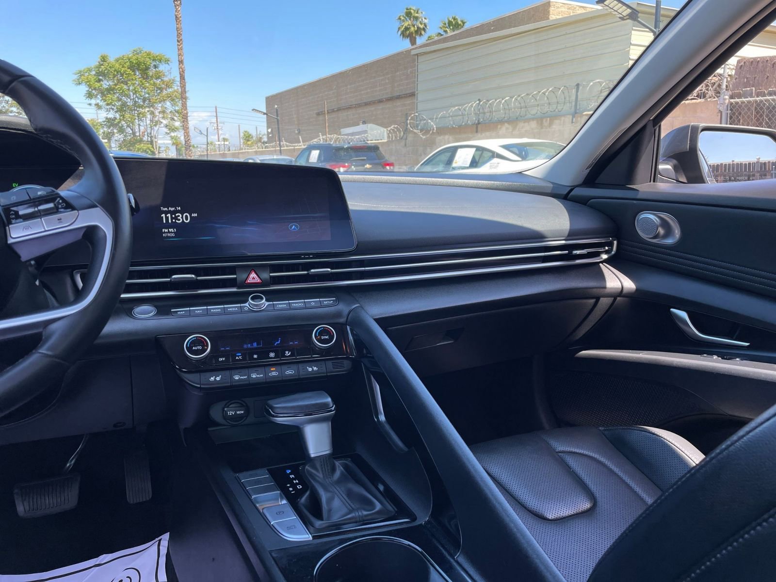 Used 2025 Hyundai Elantra Limited image 37