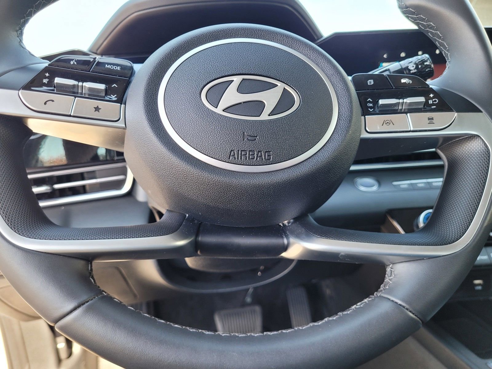 Certified 2025 Hyundai Elantra SEL image 31