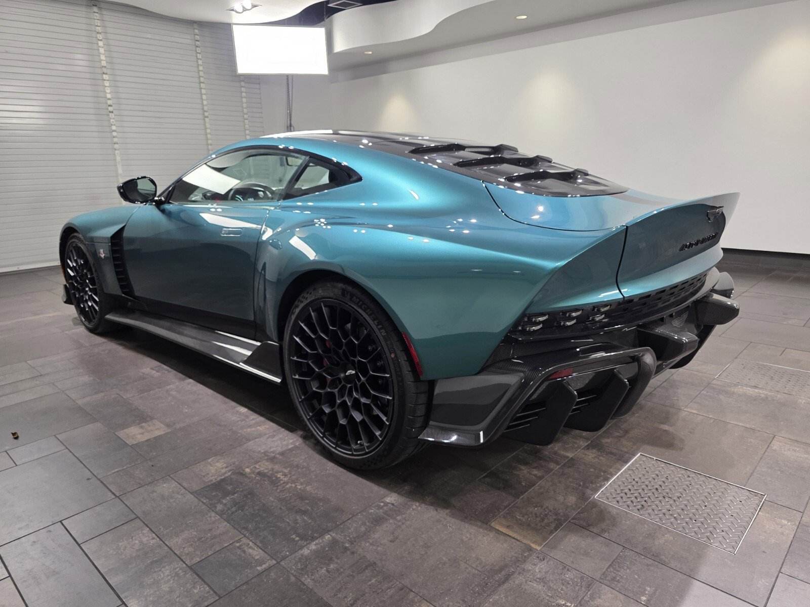 Used 2024 Aston Martin Valour RWD image 2