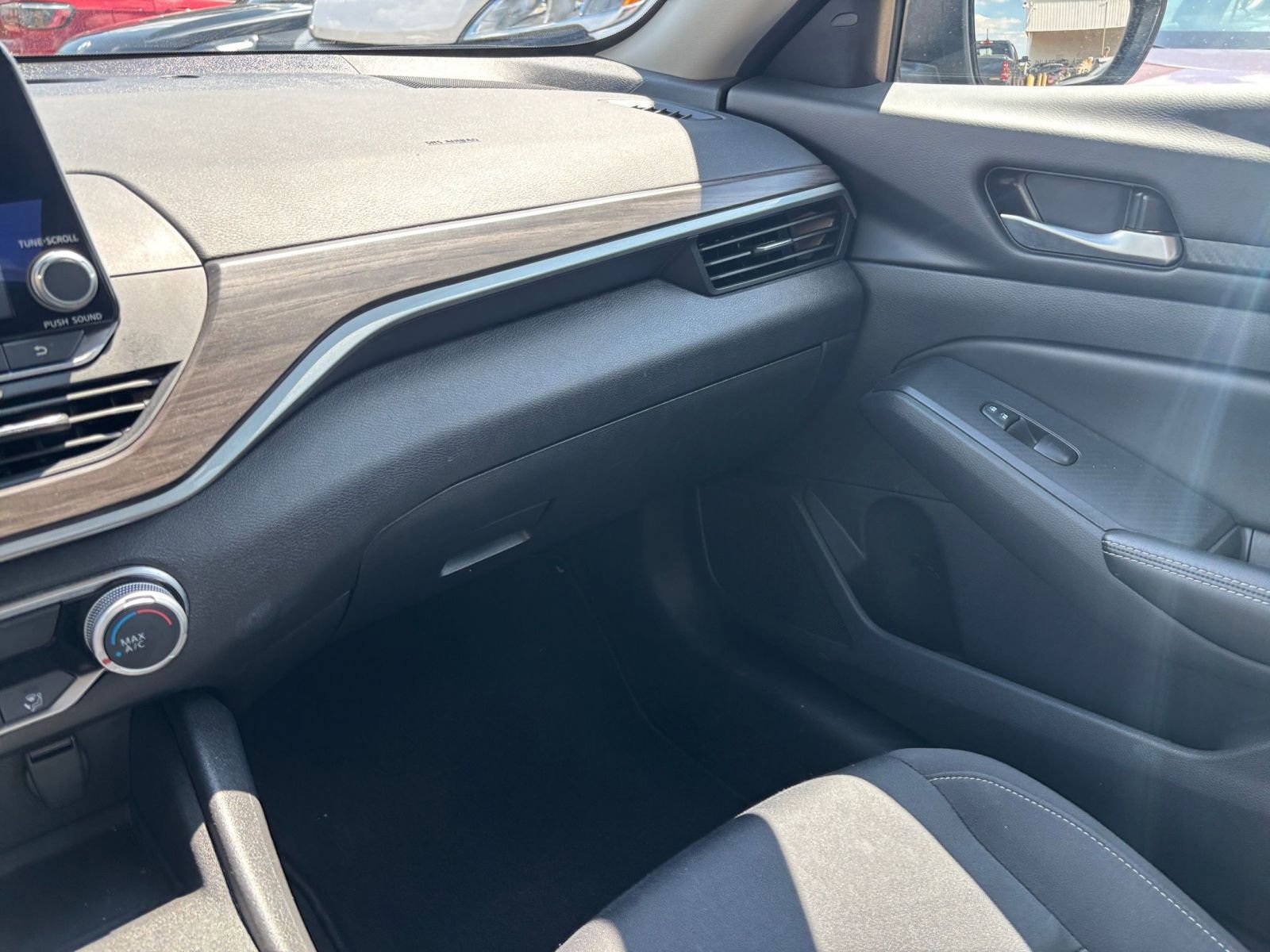 Used 2025 Nissan Altima 2.5 SV FWD image 35