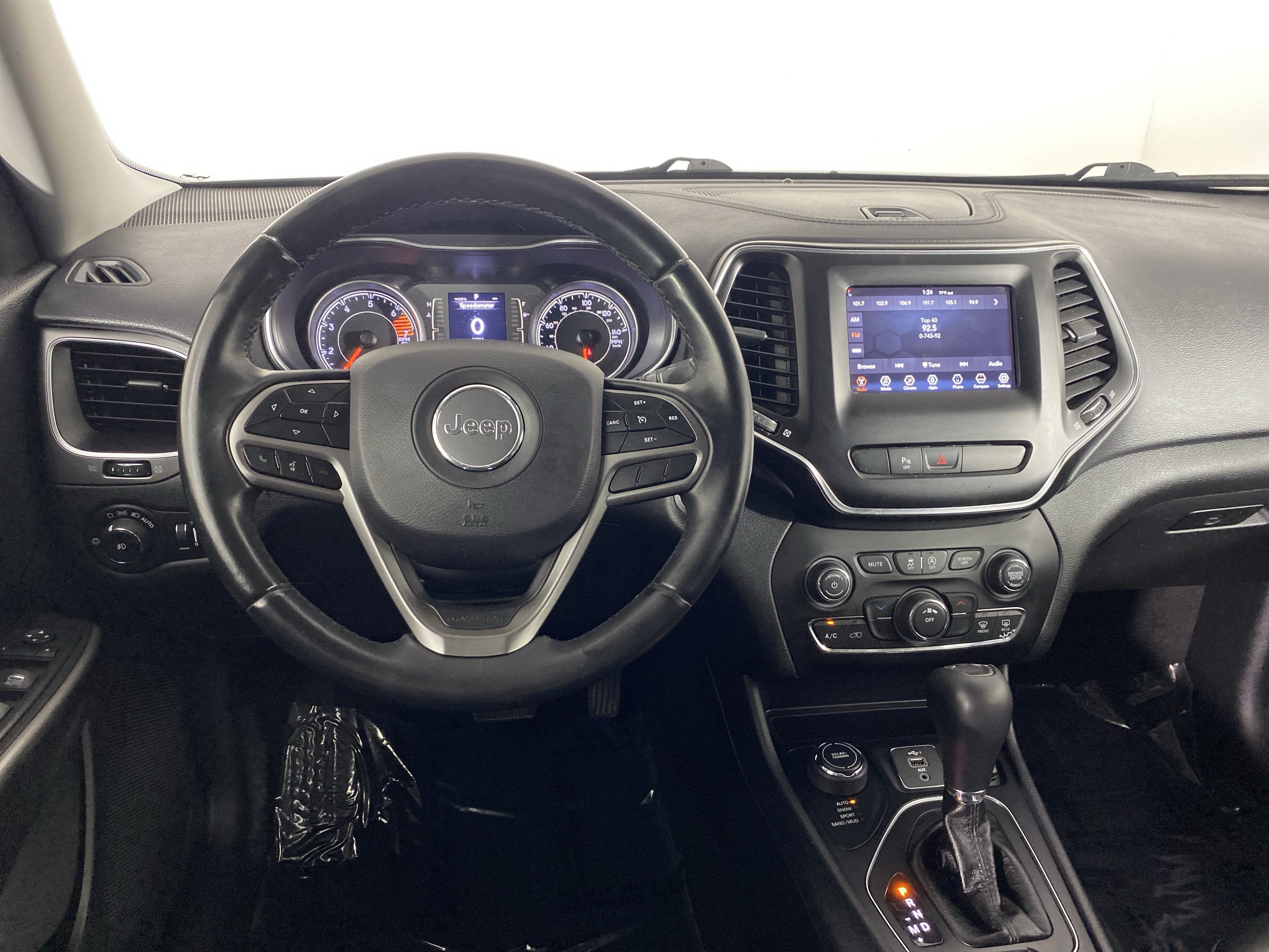 Used 2019 Jeep Cherokee Latitude Plus AWD/4WD image 18