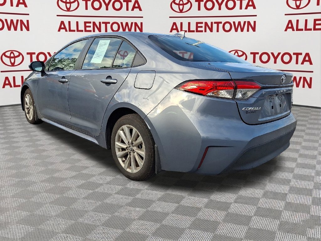 Used 2025 Toyota Corolla LE w/ LE Premium Package FWD image 4
