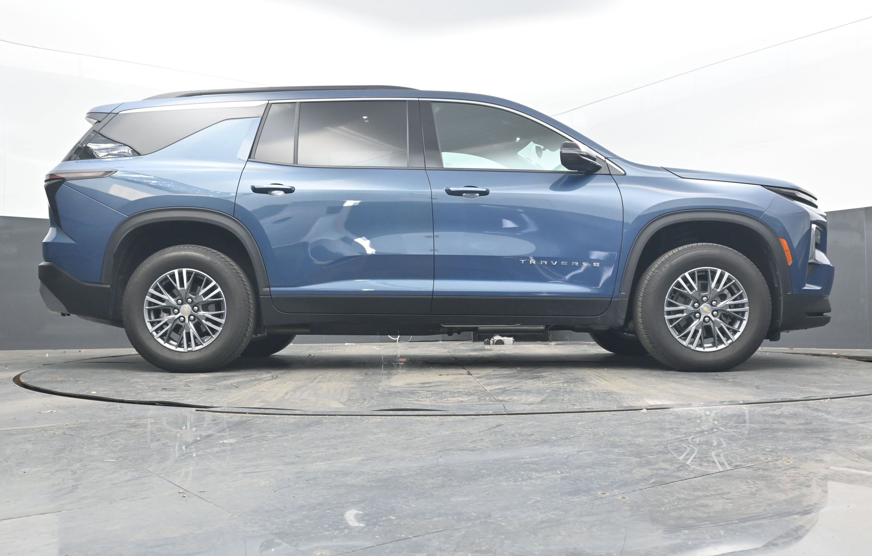 Used 2025 Chevrolet Traverse LT image 31