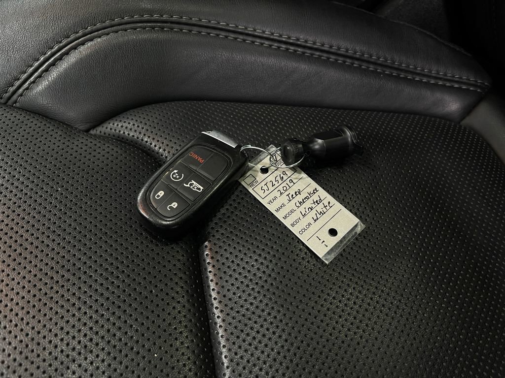 Used 2019 Jeep Cherokee Limited w/ Luxury Group image 37