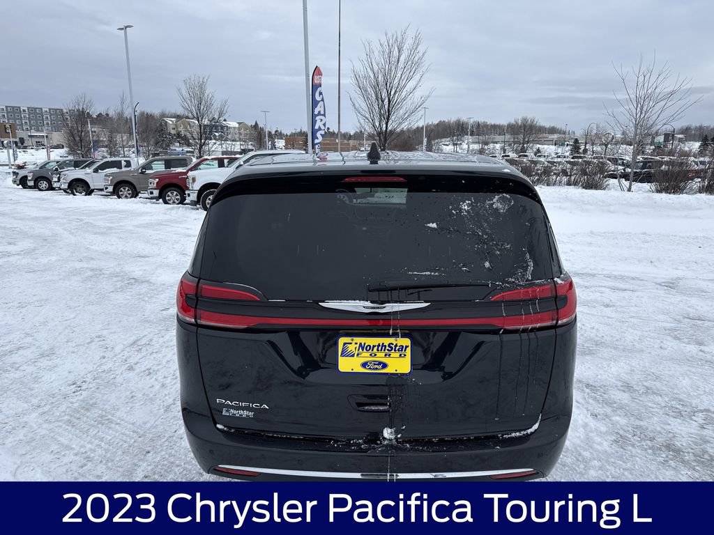 Used 2023 Chrysler Pacifica Touring-L image 8